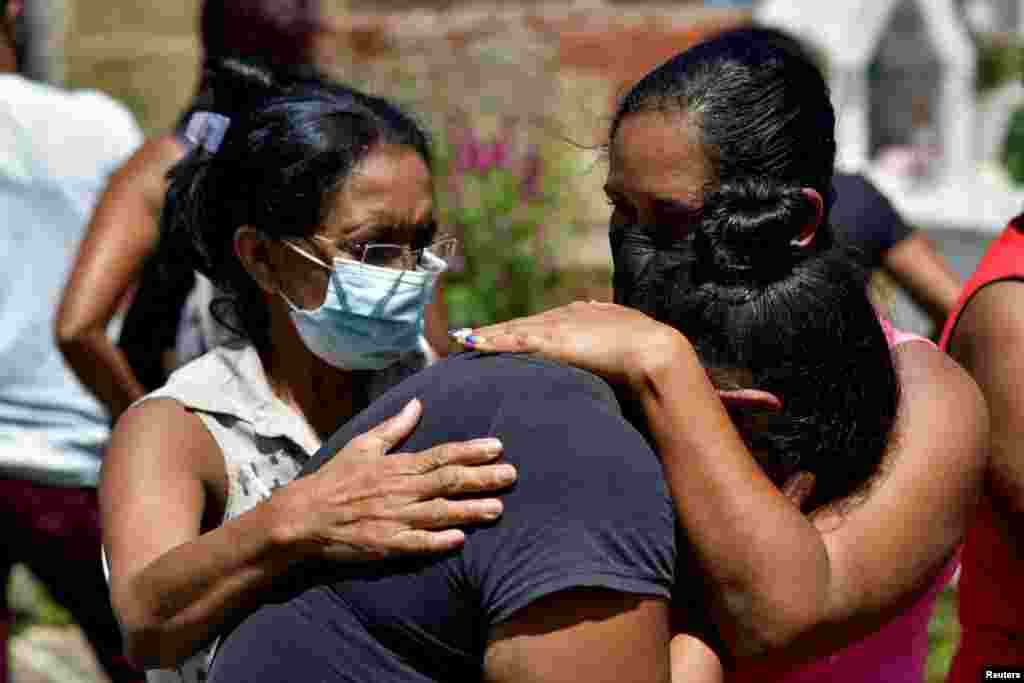 Los familiares entierran a la bebé Damna Romero, quien murió debido a las devastadoras inundaciones que arrasaron la ciudad durante el fin de semana, en Las Tejerias, Venezuela, el 11 de octubre de 2022. REUTERS/Gaby Oraa