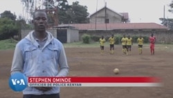 Un policier kenyan unit les jeunes par le football contre la délinquance