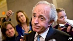 El senador Bob Corker gesticula un “lo siento” tras la infructuosa reunión de líderes republicanos con el presidente Obama.