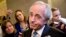 El senador Bob Corker gesticula un “lo siento” tras la infructuosa reunión de líderes republicanos con el presidente Obama.