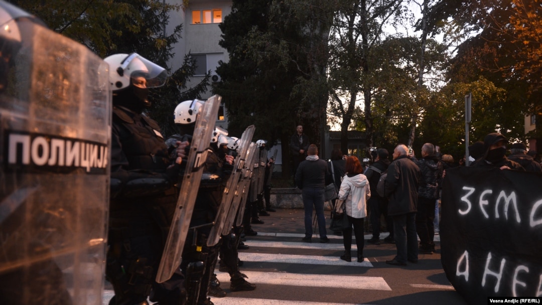 Policijski kordon pred desničarskim demonstrantima u blizini američke ambasade u Beogradu (Foto: RSE/Vesna Anđić)