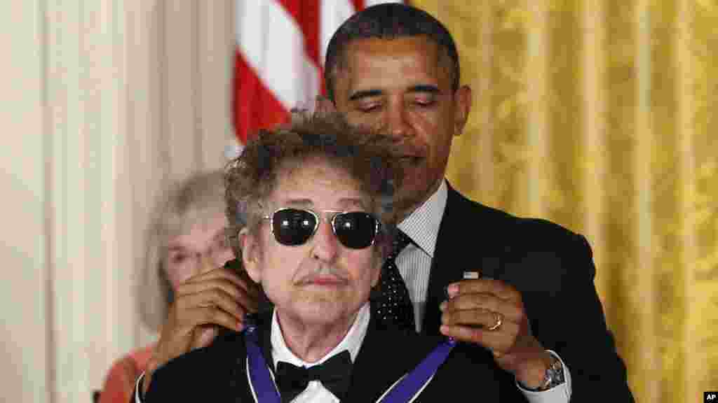 Le président Barack Obama présente à Bob Dylan une médaille de la liberté lors d&#39;une cérémonie à la Maison Blanche à Washington, le 13 octobre 2016.