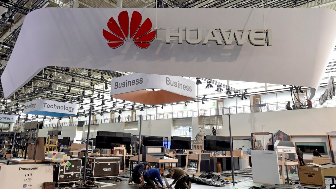 Stand Huawei dalam pameran di Hannover, Jerman (foto: ilustrasi). AS berusaha melobi Uni Eropa agar menolak Huawei terlibat dalam pengembangan jaringan telekomunikasi di Eropa, tetapi tampaknya gagal. 
