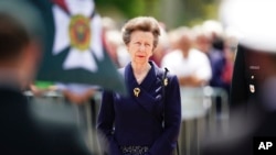 ARCHIVO - La princesa británica Ana asiste a una ceremonia por el 80 aniversario del Día D en la Place des Canadiens en Bretteville-l'Orgueilleuse, Normandía, Francia, el 5 de junio de 2024. 