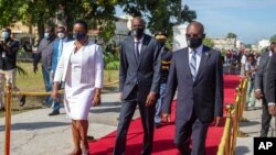 Le président haïtien Jovenel Moise, au centre, accompagné de son épouse Martine, et du Premier ministre Joseph Jouthe, à Port-au-Prince, Haïti.