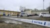 Agentes de policía vigilan la escena detrás de cintas policiales en la escuela de Viertola en Vantaa, Finlandia, el 2 de abril de 2024.
