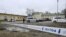 Agentes de policía vigilan la escena detrás de cintas policiales en la escuela de Viertola en Vantaa, Finlandia, el 2 de abril de 2024.