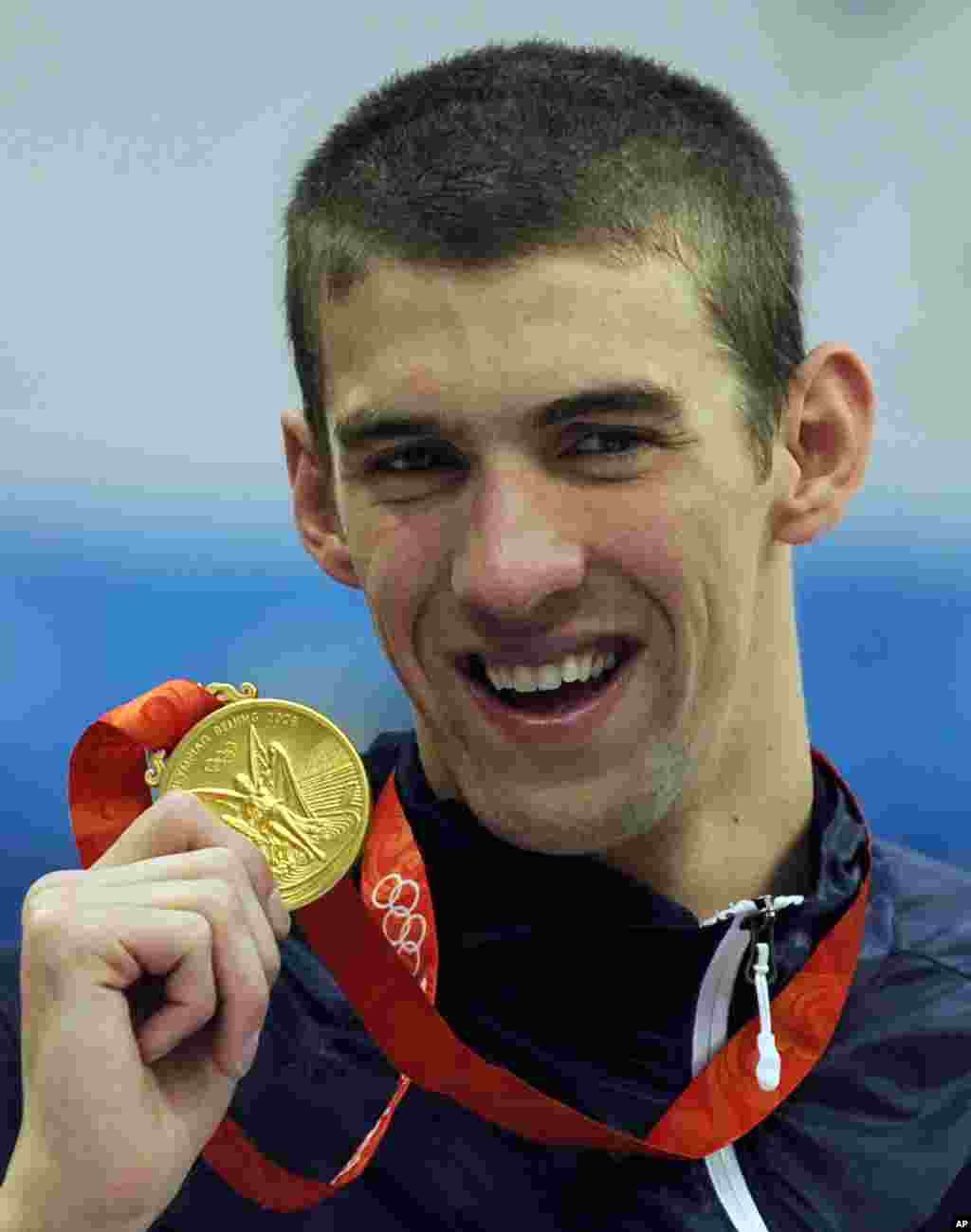 Michael Phelps dan medali emas kedelapannya setelah memenangkan 4x100 estafet pada Olimpiade 2008 di Beijing.