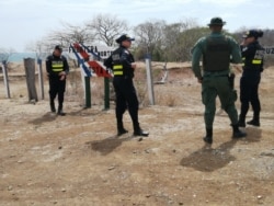 Policías costarricenses patrullan la frontera con Nicaragua