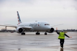 Un avión de carga de American Airlines en el Aeropuerto Internacional de Filadelfia, Pensilvania, el 4 de diciembre de 2020.
