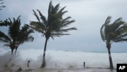 Talasi na Barbadosu zbog uragana Beril (Foto: AP/Ricardo Mazalan)