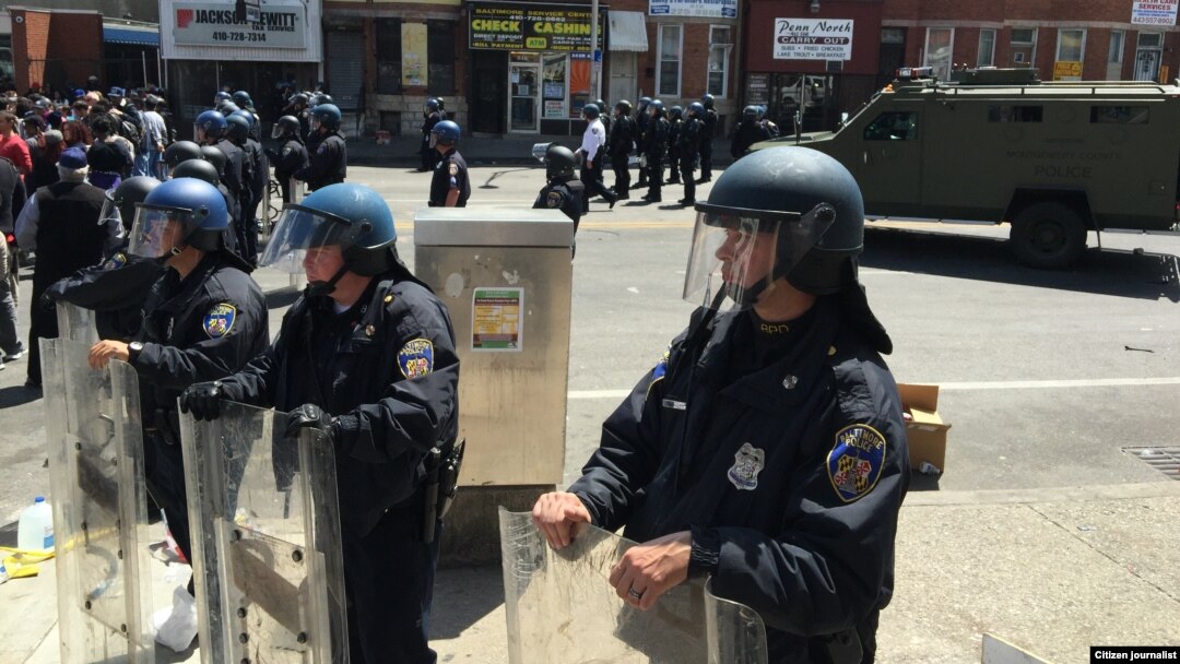 Polisi kota Baltimore mengamankan gedung-gedung dari aksi demonstrasi rusuh di sana (28/4).