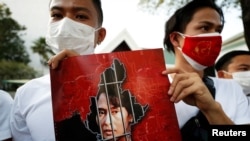 Warga Myanmar memegang foto pemimpin Aung San Suu Kyi setelah militer merebut kekuasaan dalam kudeta di Myanmar,2 Februari 2021. (Foto: REUTERS/Jorge Silva)