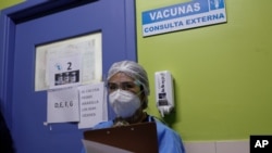 Una enfermera espera su turno para recibir la vacuna Sinopharm contra la COVID-19, en el Hospital del Niño, en La Paz, Bolivia, el 26 de febrero de 2021.