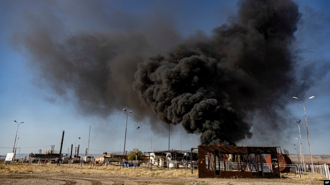 Dîmanek piştî êrîşekê esmanî yê Tirkîyê ser depoyeke petrolê li nêzî bajarê Qamişlo, Sûrîyê, 23.11.2022
