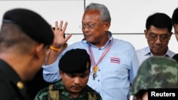 People's Democratic Reform Committee (PDRC) leader Suthep Thaugsuban (C) waves to media as he leaves the criminal court in Bangkok, May 26, 2014.