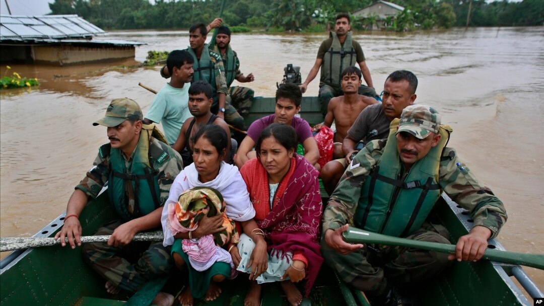 Tentara India menyelamatkan warga desa Chaygaon, distrik Kamrup di negara bagian Assam, India, yang wilayahnya terendam banjir (23/9).