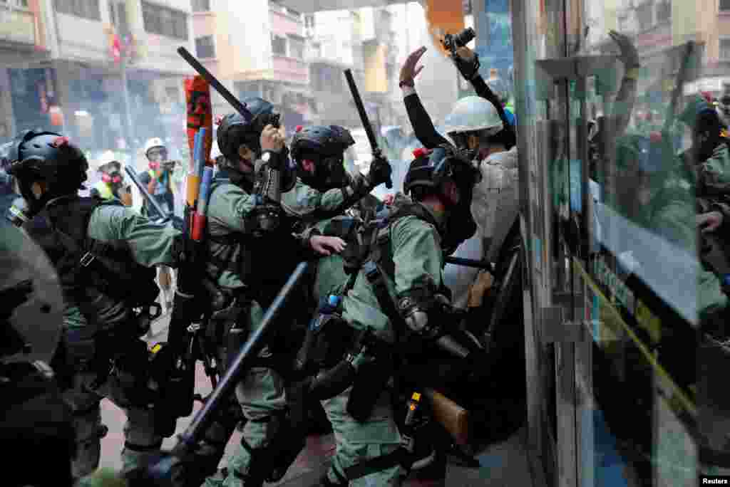 防暴警察在香港湾仔区冲向反政府抗议者。(2019年10月1日)