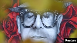 Una vista muestra un mural de Elton John en Watford en Hertfordshire, Gran Bretaña, el 2 de diciembre de 2024.