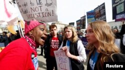 Protivnici i pristalice prava na abortusu raspravljaju se ispred zgrade Vrhovnog suda u Vašingtonu, 26. marta 2024. (Foto: Rojters/Evelyn Hockstein)