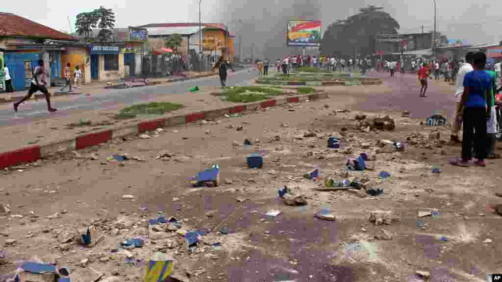 Des pierres sont visibles dans une rue principale pendant que des manifestants brûlent des pneus lors d&#39;une manifestation contre une nouvelle loi qui pourrait retarder l&#39;élection prévue pour 2016 àKinshasa, République démocratique du Congo, le 19 janvier 2015.