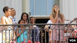 Penyanyi AS, Colbie Caillat menyanyikan lagu kebangsaan, disaksikan keluarga Presiden Barack Obama saat acara 'Dorong Telur Paskah' di Gedung Putih (25/4).