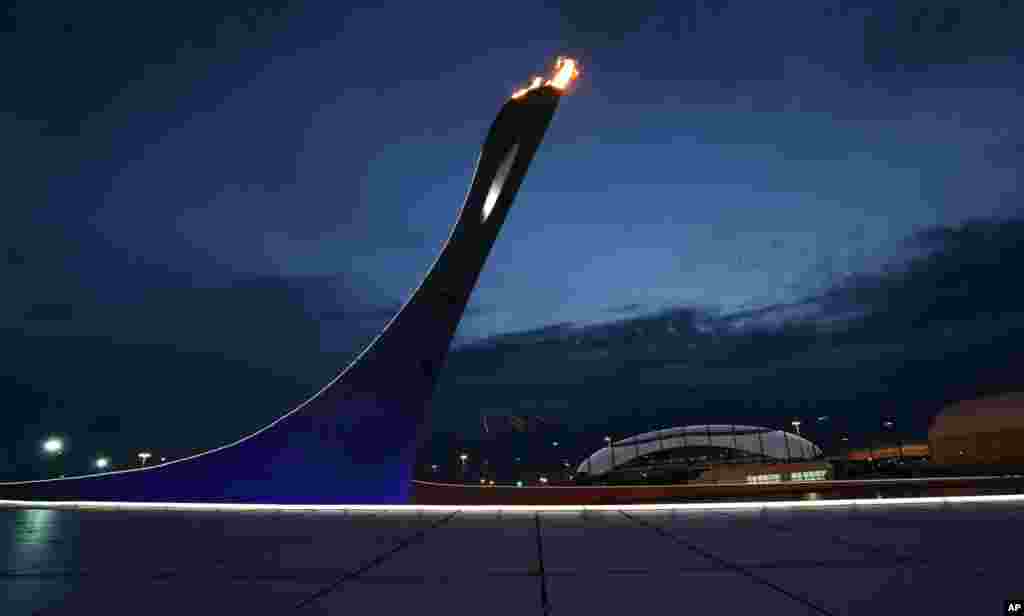 Obor Olimpiade Sochi diujicoba sebelum upacara pembukaan Olimpiade Musim Dingin 2014 di Taman Olimpiade di kota Sochi, Rusia.