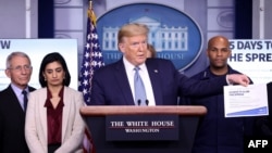 도널드 트럼프 미국 대통령이 16일 백악관에서 신종 코로나바이러스 사태 대응에 관한 기자회견을 했다.