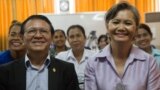 Opposition lawmaker Mu Sochua, right, and Kem Sokha, opposition CNRP vice president at the women commune councilors meeting at CNRP's headquarter, Wednesday, August 10, 2016, Phnom Penh, Cambodia. (Leng Len/VOA Khmer)