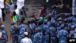 Les forces de sécurité éthiopiennes interviennent sur la place Meskel à Addis Abeba, le 23 juin 2018.