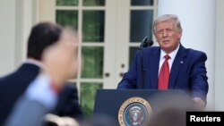 Donald Trump govori na konferenciji za novinare u Bijeloj kući