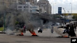 Demonstran membakar ban dan memblokir jalan di Beirut, Lebanon (foto: dok). 