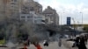 بیروت میں مظاہرین نے ٹائر جلا کر سڑکیں بلاک کر دیں۔ 9 مارچ، 2020