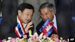 លោក​ ហ៊ុន សែន នាយករដ្ឋមន្ត្រី​កម្ពុជា (ស្តាំ) ពិភាក្សា​ជាមួយ​អតីត​នាយករដ្ឋមន្ត្រី​ថៃ​លោក ថាក់ស៊ីន ស៊ីនណាវ៉ាត់ (Thaksin Shinawatra) នៅ​ក្នុង​ទី​ក្រុង​ភ្នំពេញ​ក្នុង​ពេល​កន្លង​មក។ (រូបថត​ឯកសារ)