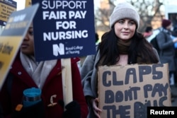 Aksi mogok perawat NHS di luar Rumah Sakit St Thomas di London, Inggris 15 Desember 2022. (REUTERS/Henry Nicholls)