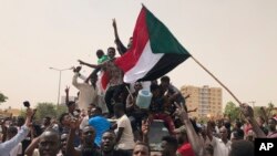 Abanyesudani bavyina mu myiyerekano yiyamiriza akanama ka gisirikare karongoye igihugu, i Khartoum, Sudani. Italiki 30/06/2019.