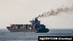 美军在阿拉伯海“图斯卡”号货轮附近巡逻。此前，这艘悬挂伊朗国旗的货轮试图突破美国海军封锁，被美海军陆战队登船扣押，目前其集装箱货物正在接受搜查。(2026年4月20日)