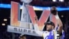 Pemain Los Angeles Rams Matthew Stafford merayakan kemenangan timnya setelah berhasil mengalahkan Cincinnati Bengals pada ajang NFL Super Bowl 56, di Inglewood, California, pada 13 Februari 2022. (Foto: AP/Marcio Jose Sanchez)