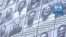 Des portraits de soignants réalisés par l'artiste JR affichés sur l'Opéra Bastille