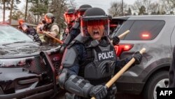 Polisi bentrok dengan demonstran pasca penembakan seorang pria kulit hitam di Brooklyn Center, Minneapolis, Minnesota, Minggu 11 April 2021. 