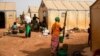 Des femmes déplacées préparent de la nourriture dans le camp de Kaya, à 100 km au nord de Ouagadougou, Burkina Faso, le 8 février 2021.