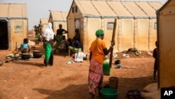 Des femmes déplacées préparent de la nourriture dans le camp de Kaya, à 100 km au nord de Ouagadougou, Burkina Faso, le 8 février 2021.