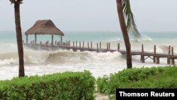 Un muelle en Cozumel, México, antes de ser arrastrado por la tormenta tropical Gamma. Oct. 3 de 2020. Foto tomada de video de redes sociales de usuario @THE_KLUTE. 