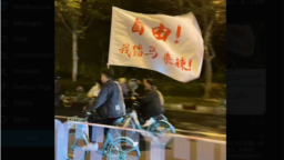 河南郑州日前掀起大学生夜骑自行车前往邻近城市开封的热潮。（照片来自X社媒“李老师不是你老师”博主发布的照片。2024年11月10日）