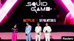 지난 2025년 6월 28일, 넷플릭스 흥행작 '오징어 게임' 시즌3 공개를 기념해 열린 팬 이벤트에서 출연 배우 이정재, 이병헌과 황동혁 감독이 함께하고 있다. (자료사진)