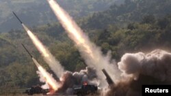 Misiles son lanzados durante un ejercicio militar en Corea del Norte, el 10 de mayo de 2019. Foto proporcionada por la Agencia de Noticias Central Coreana, KCNA.