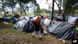 Migrantes venezolanos acampan en un parque en Bogotá, Colombia, el 7 de septiembre de 2018.