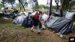 Para pengungsi Venezuela mendirikan tenda-tenda di sebuah taman kota dekat terminal bus di Bogota, Kolombia (foto: dok). 