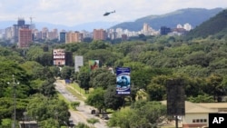 Un helicóptero vuela sobre el cuartel Paramacay en Valencia, Venezuela, donde se registró un alzamiento militar.