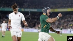 Cheslin Kolbe wa Afrika Kusini akisherehekea kuifungia timu yake goli la pili wakati wa fainali ya Kombe la Dunia la Raga kwenye Uwanja wa Kimataifa wa Yokohama kati ya Uingereza na Afrika Kusini mjini Yokohama, Japan, Novemba 2, 2019.